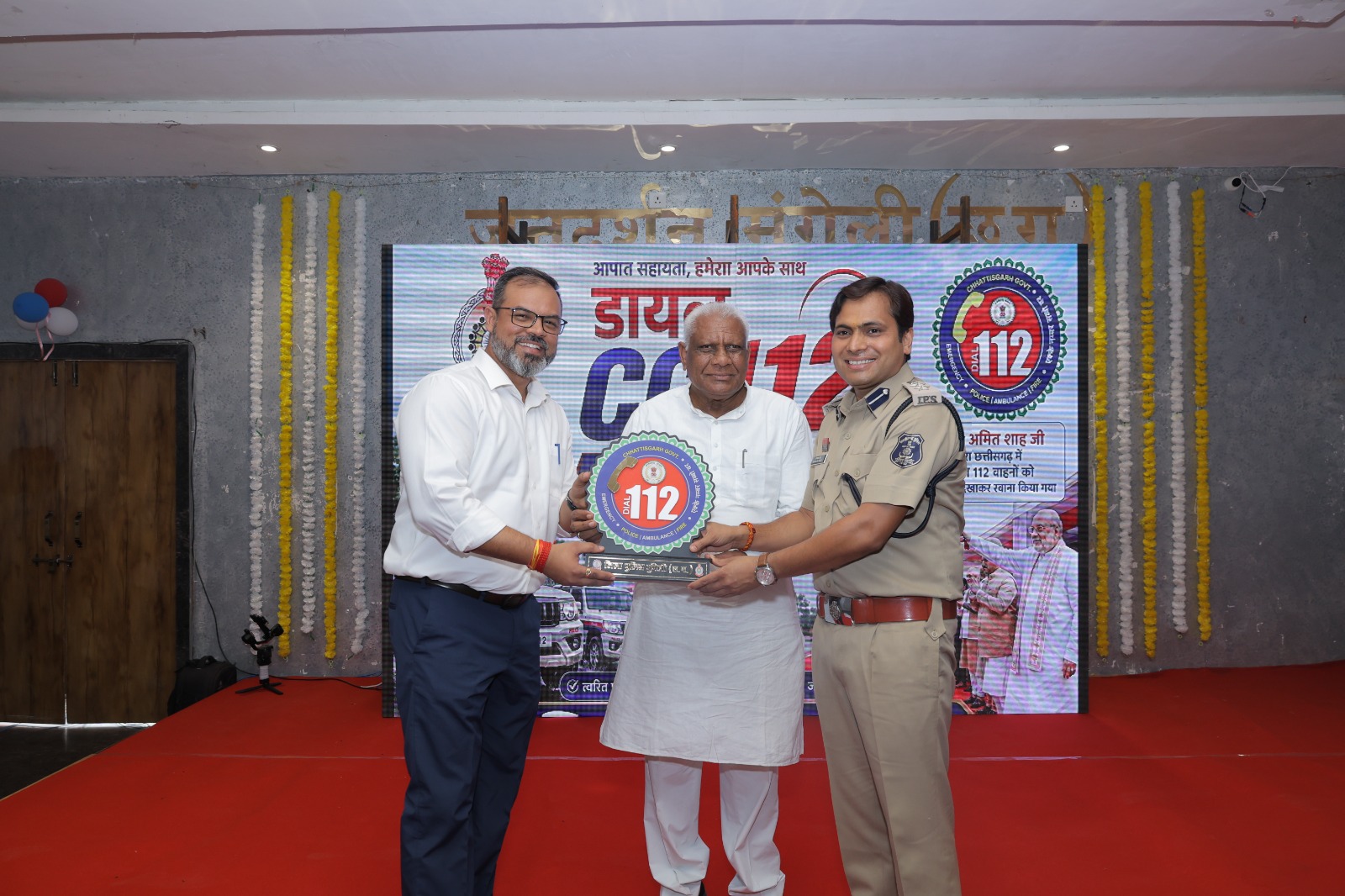 डायल 112 सेवा वाहनों का कलेक्ट्रेट परिसर मुंगेली में किया गया शुभारंभ